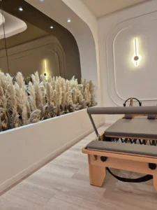 Εσωτερικός φωτισμός στο εν_σω Pilates Studio στην Πετρούπολη