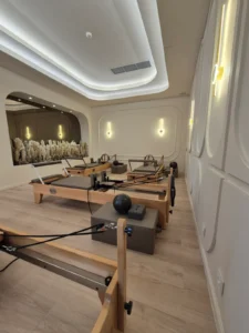 Εσωτερικός φωτισμός στο εν_σω Pilates Studio στην Πετρούπολη