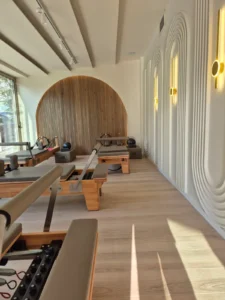 Εσωτερικός φωτισμός στο εν_σω Pilates Studio στην Πετρούπολη