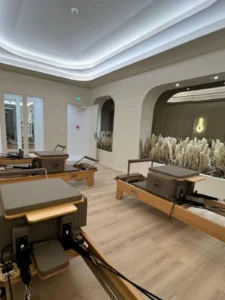 Εσωτερικός φωτισμός στο εν_σω Pilates Studio στην Πετρούπολη